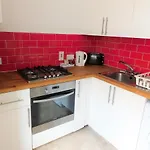 Cosy Flat, West End, Close To Sec, Hydro & Tourist Attractions