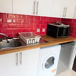 Cosy Flat, West End, Close To Sec, Hydro & Tourist Attractions