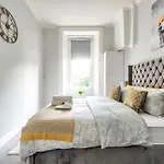 Pass The Keys Stylish 2 Bed In Heart Of West End