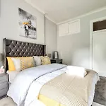 Pass The Keys Stylish 2 Bed In Heart Of West End