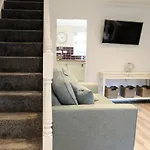 Fabulous Family Home Near The Hydro And West End