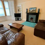 Large Glasgow South Family Home - Free Parking