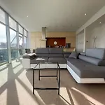 City Centre 2-Bed Apartment Parking Jacuzzi Bath