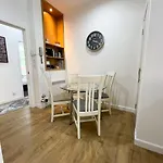 Exquisite 2Br Flat Near Central Train Station