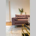 The West End Retreat - Luxurious Apartment - Prime Location