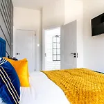 Cheerful 2 Bedroom Homely Apartment, Sleeps 6 Guest Comfy, 3X Double Bed, Parking, Free Wifi, Suitable For Business, Leisure Guest,Glasgow, Glasgow West End, Near City Centre