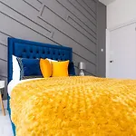 Cheerful 2 Bedroom Homely Apartment, Sleeps 6 Guest Comfy, 3X Double Bed, Parking, Free Wifi, Suitable For Business, Leisure Guest,Glasgow, Glasgow West End, Near City Centre
