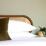Stylish 2 Bedroom Apartment With Home Office, Near Sec & Hydro