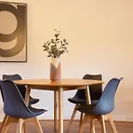 Stylish 2 Bedroom Apartment With Home Office, Near Sec & Hydro