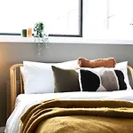 Stylish 2 Bedroom Apartment With Home Office, Near Sec & Hydro