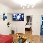 Glasgow Comfortable And Modern 3 Bedroom Mid Terraced Villa