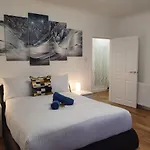 Glasgow Comfortable And Modern 3 Bedroom Mid Terraced Villa