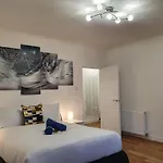 Glasgow Comfortable And Modern 3 Bedroom Mid Terraced Villa