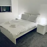 Modern 2 Bedroom Apartment With Free Parking
