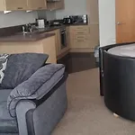 Lovely 2-Bedroom Flat With Free Parking