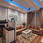 Luxurious 3 Bedroom Apartment: Heart Of Westend