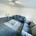 Modern 2 Bedroom Apartment With Free Parking