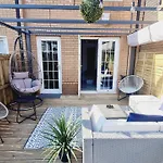 Beautiful 2Bed House With Garden, Walking Distance To Town - Free Parking