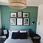 Beautiful 2Bed House With Garden, Walking Distance To Town - Free Parking