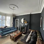 Traditional Apt Close To City Centre & Hampden