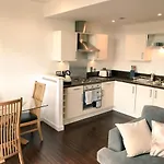 Dreamhouse At Oswald Street, City Centre