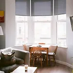 Pass The Keys Lovely Traditional 2 Bedroom Flat In West End