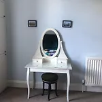 Beautiful Double Room In Idyllic West End Townhouse