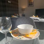 Modern 2 Bedroom Flat With Free Parking In Cambuslang, Glasgow