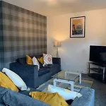 Modern 2 Bedroom Flat With Free Parking In Cambuslang, Glasgow