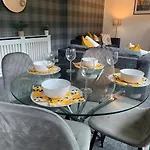 Modern 2 Bedroom Flat With Free Parking In Cambuslang, Glasgow