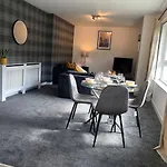 Modern 2 Bedroom Flat With Free Parking In Cambuslang, Glasgow