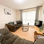 2 Bedroom - River Clyde Home - Parking