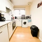 2 Bedroom - River Clyde Home - Parking