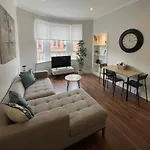 2 Bedroom Flat In Glasgow West End