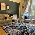 Victorian 3 Bedroom Main Door Flat, King Size Beds , Large Rooms