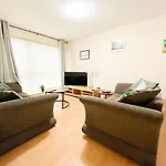2 Bedroom - River Clyde Home - Parking