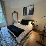 Victorian 3 Bedroom Main Door Flat, King Size Beds , Large Rooms
