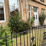 Victorian 3 Bedroom Main Door Flat, King Size Beds , Large Rooms