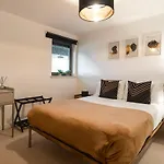 West End Escape - Prime Location