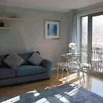 Bright Contemporary Merchant City Flat In Central Location