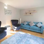 Bright Contemporary Merchant City Flat In Central Location