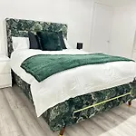 Newly Renovated Lux 2 Bed Apartment