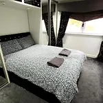 Lovely 3 Bed Home In Glasgow With Free Parking