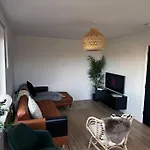 3 Bedroom/3 Bathroom Large Flat Near Ovo Hydro