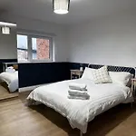 3 Bedroom/3 Bathroom Large Flat Near Ovo Hydro