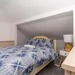 4 Bedrooms Homely House - Sleeps 6 Comfortably With 6 Double Beds,Glasgow, Free Street Parking, Business Travellers, Contractors, & Holiday-Goers, Near All Major Transport Links In Glasgow & City Centre