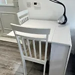 Modern Comfy One Bed Apartment - Free Parking