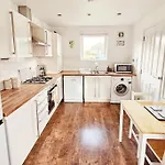 Modern 5 Bedroom Townhouse With Free Parking