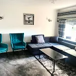 Lovely 3 Bed Home In Glasgow With Free Parking