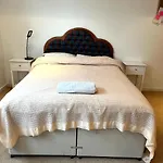 Spacious Queen Bed City Centre Penthouse With Balcony - Homeshare - Live In Host